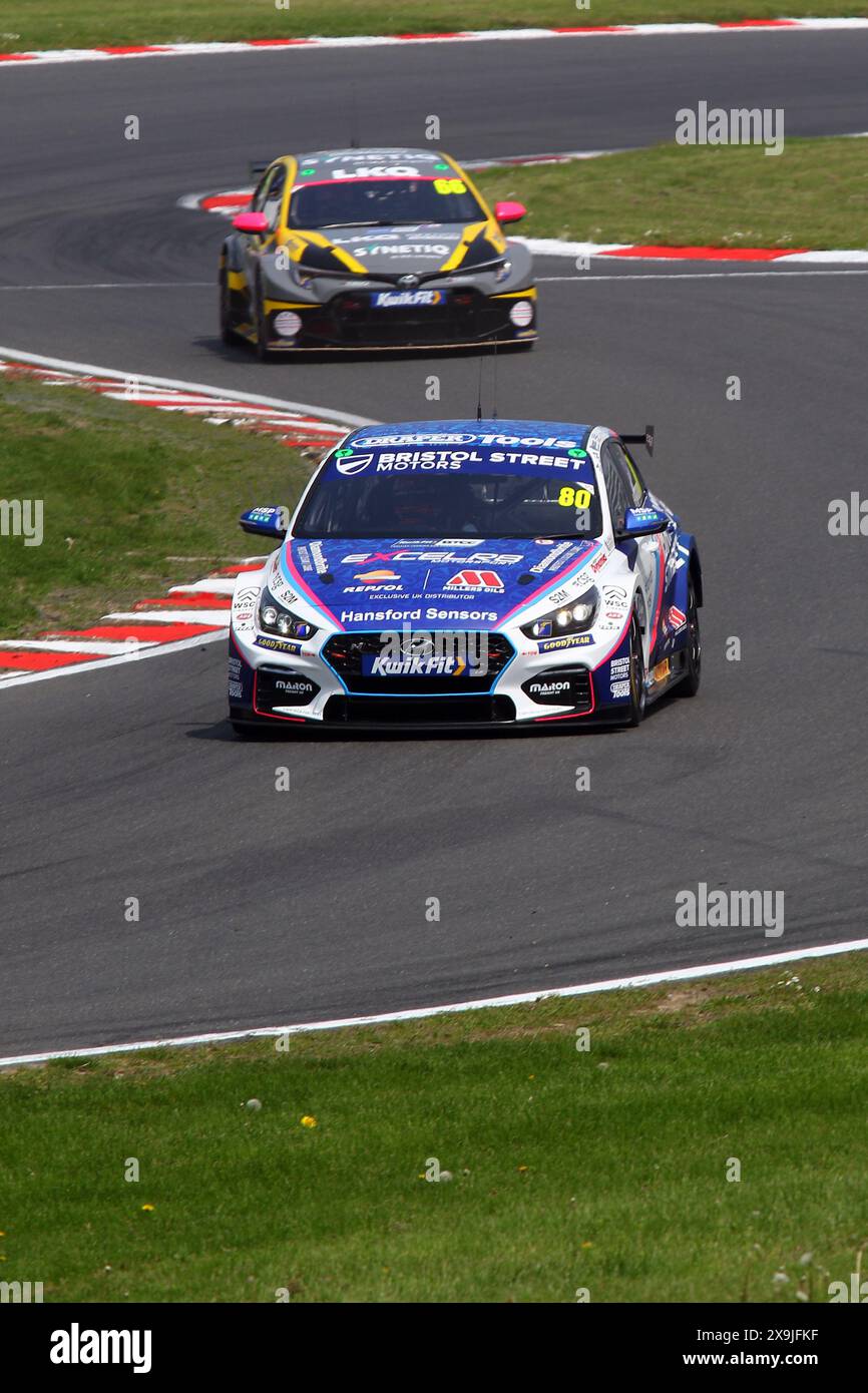 Tom Ingram - Team Bristol Street Motors - alla guida della Hyundai i30N numero 80 nel 2024 Kwik Fit BTCC a Brands Hatch nel maggio 2024 Foto Stock