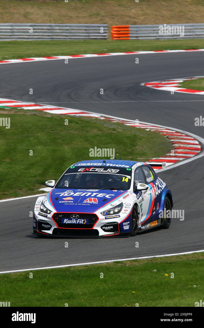 Ronan Pearson - Team Bristol Street Motors - alla guida della Hyundai i30N numero 14 nel 2024 Kwik Fit BTCC a Brands Hatch nel maggio 2024 Foto Stock