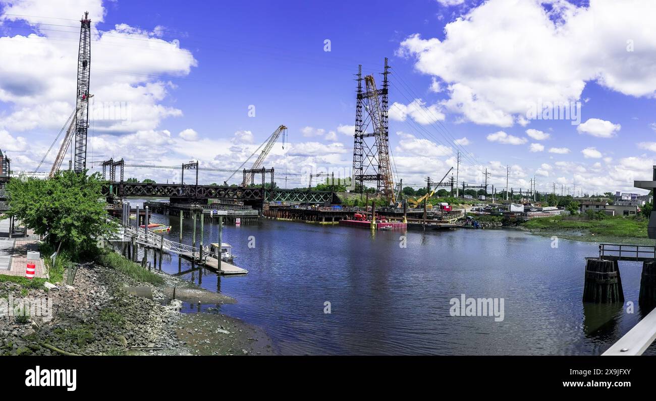 NORWALK, CT, USA - 30 MAGGIO 2024: Vista panoramica dal progresso del progetto industriale sul fiume Norwalk Foto Stock