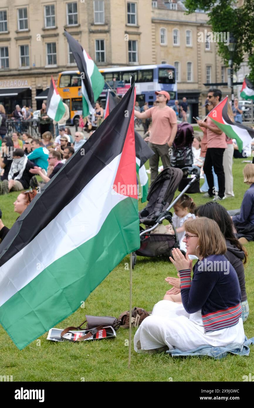 Bristol, Regno Unito. 1 giugno 2024. La gente si riunisce al College Green nel centro di Bristol per protestare contro il conflitto israelo-palestinese a Gaza. Crediti: JMF News/Alamy Live News Foto Stock
