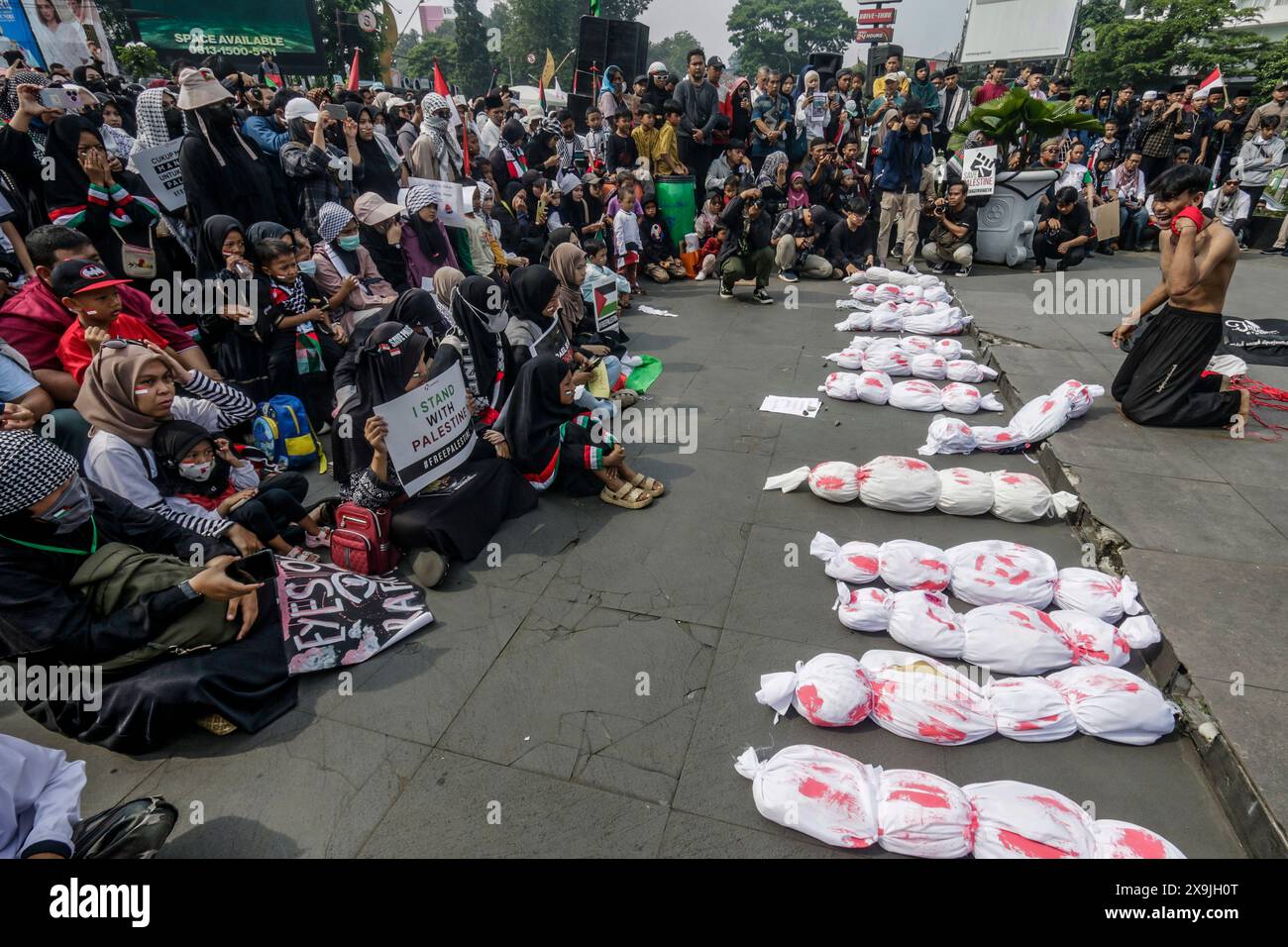 Il dramma teatrale "All Eyes on Rafah" durante una manifestazione pro-Palestina a Bogor, Giava Occidentale, Indonesia, il 1 giugno 2024 Foto Stock