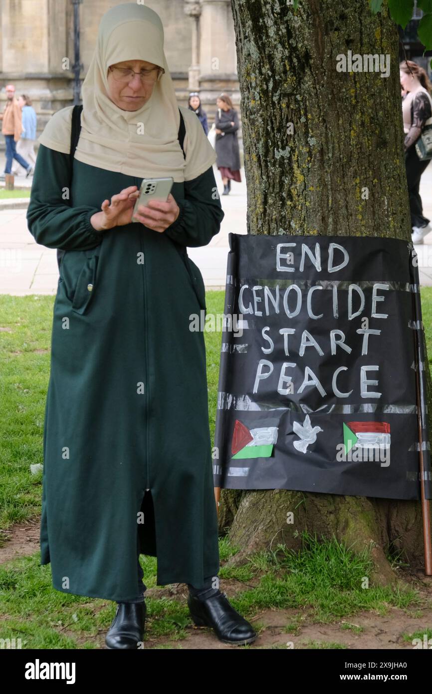 Bristol, Regno Unito. 1 giugno 2024. La gente si riunisce al College Green nel centro di Bristol per protestare contro il conflitto israelo-palestinese a Gaza. Crediti: JMF News/Alamy Live News Foto Stock