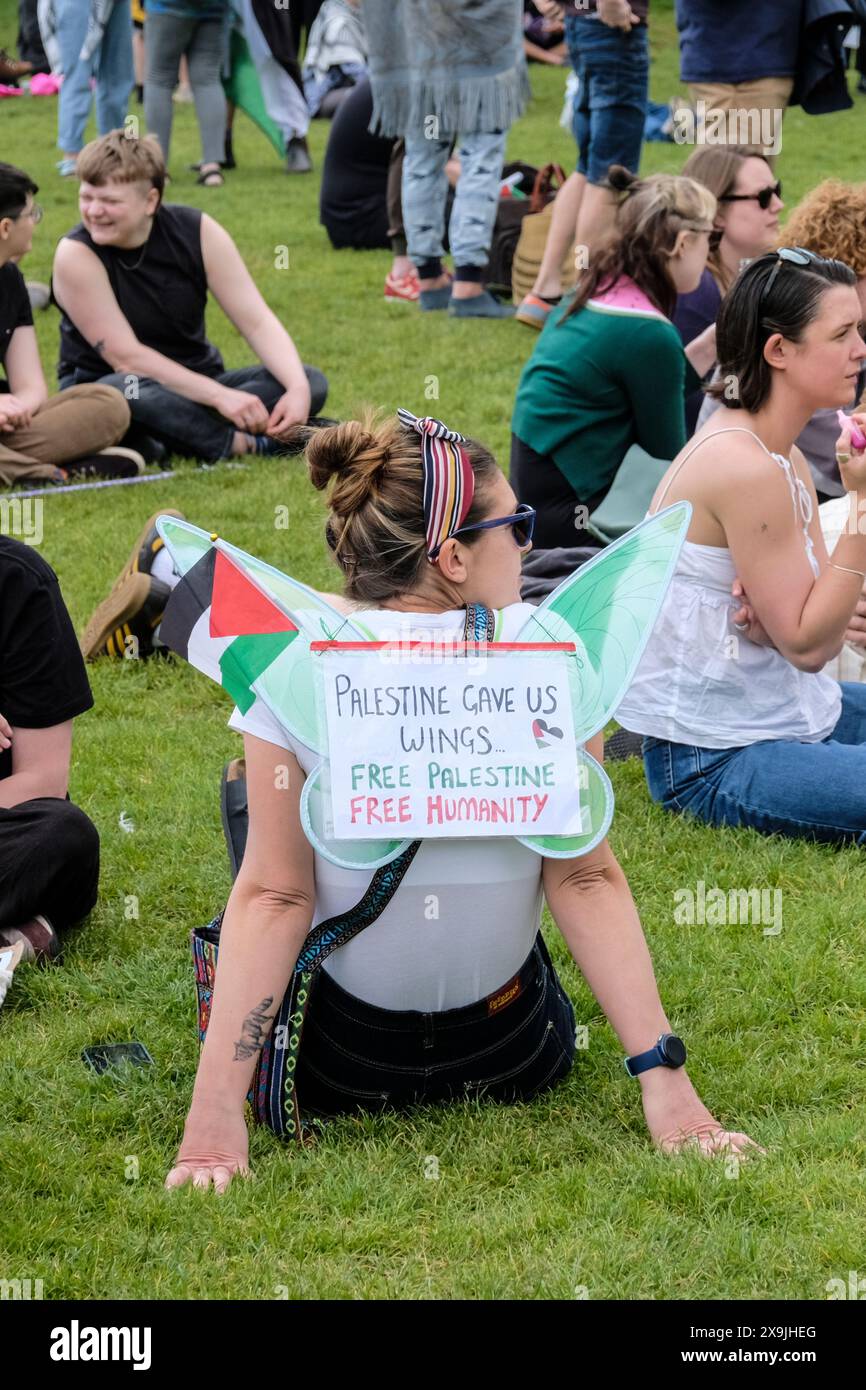Bristol, Regno Unito. 1 giugno 2024. La gente si riunisce al College Green nel centro di Bristol per protestare contro il conflitto israelo-palestinese a Gaza. Crediti: JMF News/Alamy Live News Foto Stock
