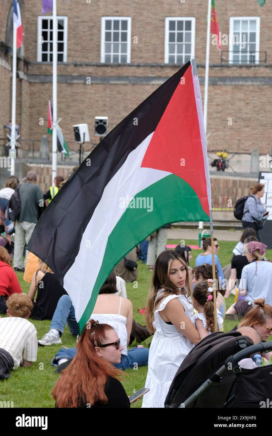 Bristol, Regno Unito. 1 giugno 2024. La gente si riunisce al College Green nel centro di Bristol per protestare contro il conflitto israelo-palestinese a Gaza. Crediti: JMF News/Alamy Live News Foto Stock