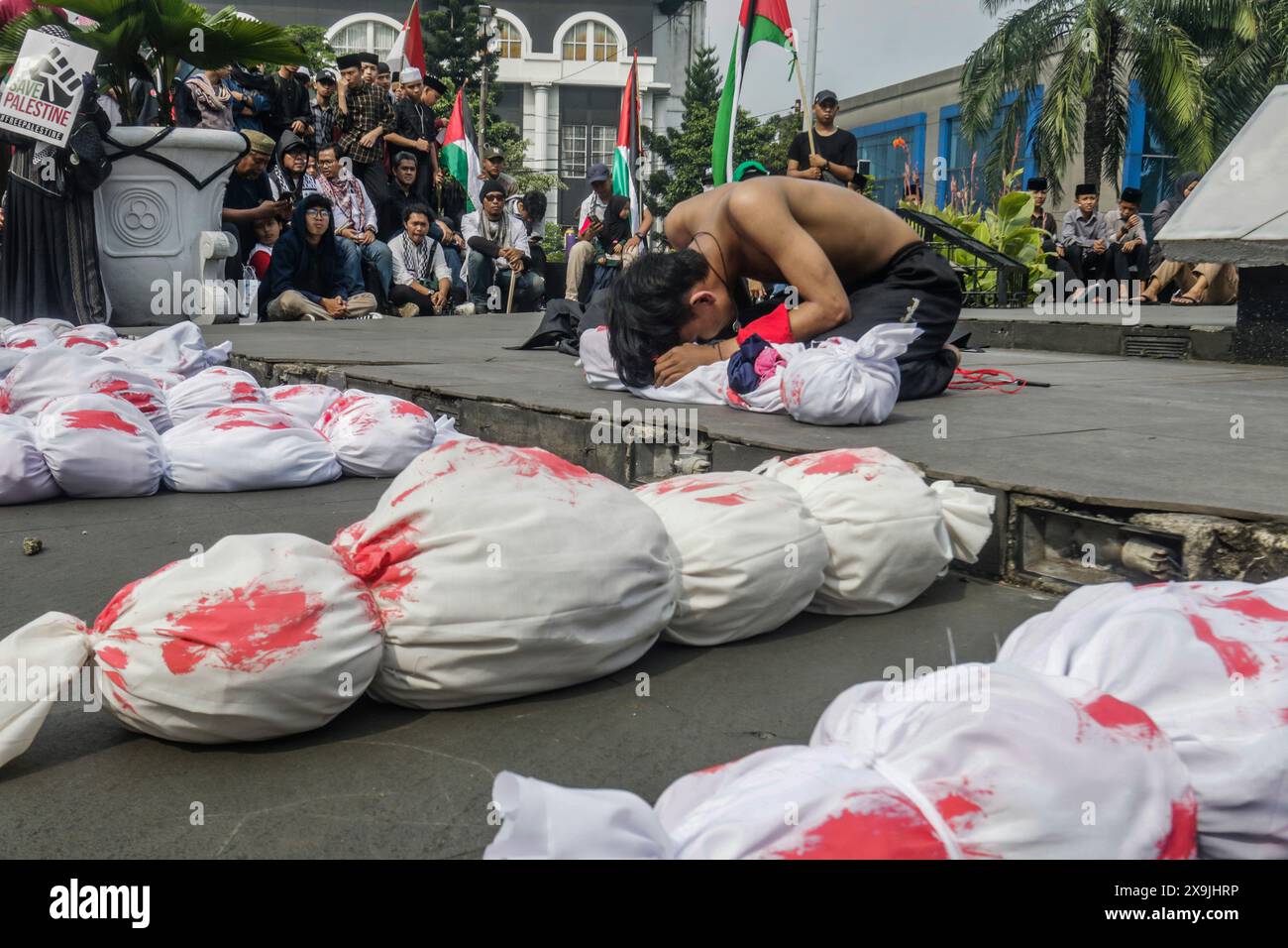 Il dramma teatrale "All Eyes on Rafah" durante una manifestazione pro-Palestina a Bogor, Giava Occidentale, Indonesia, il 1 giugno 2024 Foto Stock
