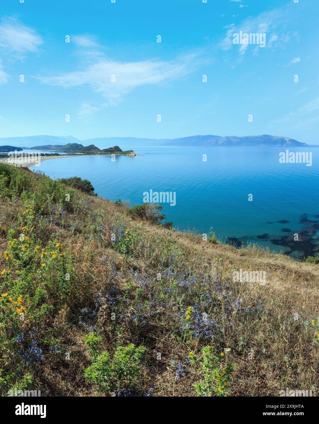 Mattina mare costa rocciosa del paesaggio (Narta Laguna, Valona Albania). Due colpi stitch immagine. Foto Stock