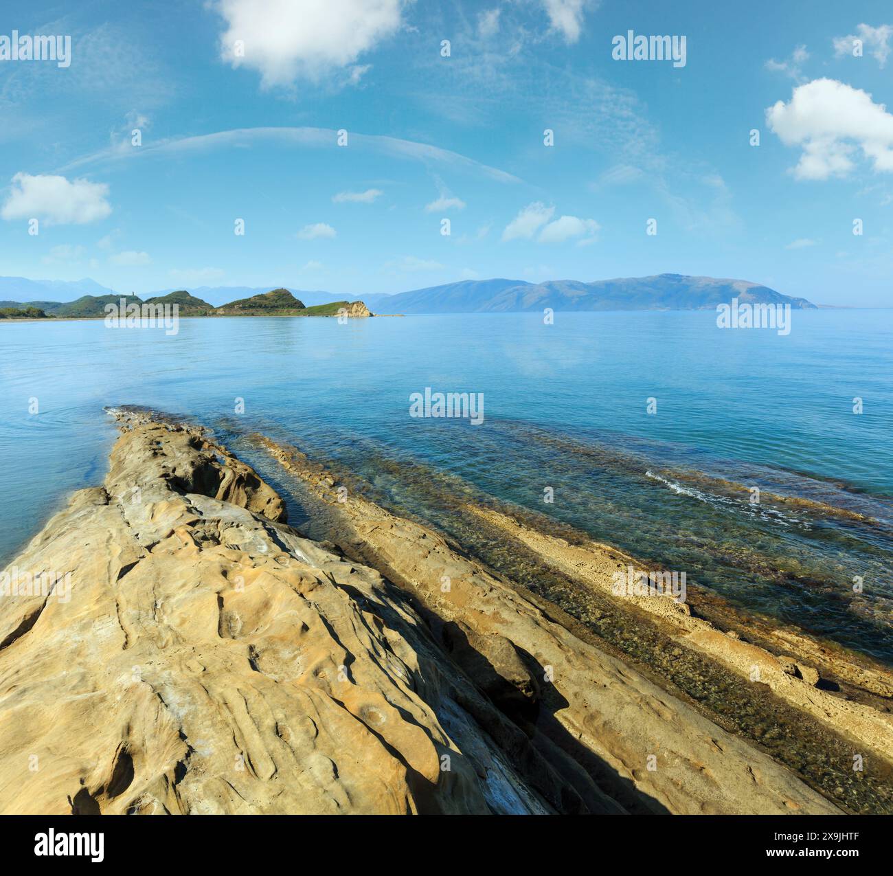 Mattina mare costa rocciosa del paesaggio (Narta Laguna, Valona Albania. Foto Stock