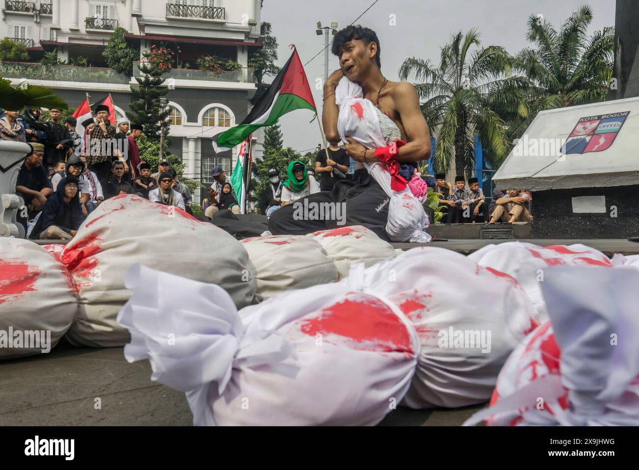 Il dramma teatrale "All Eyes on Rafah" durante una manifestazione pro-Palestina a Bogor, Giava Occidentale, Indonesia, il 1 giugno 2024 Foto Stock