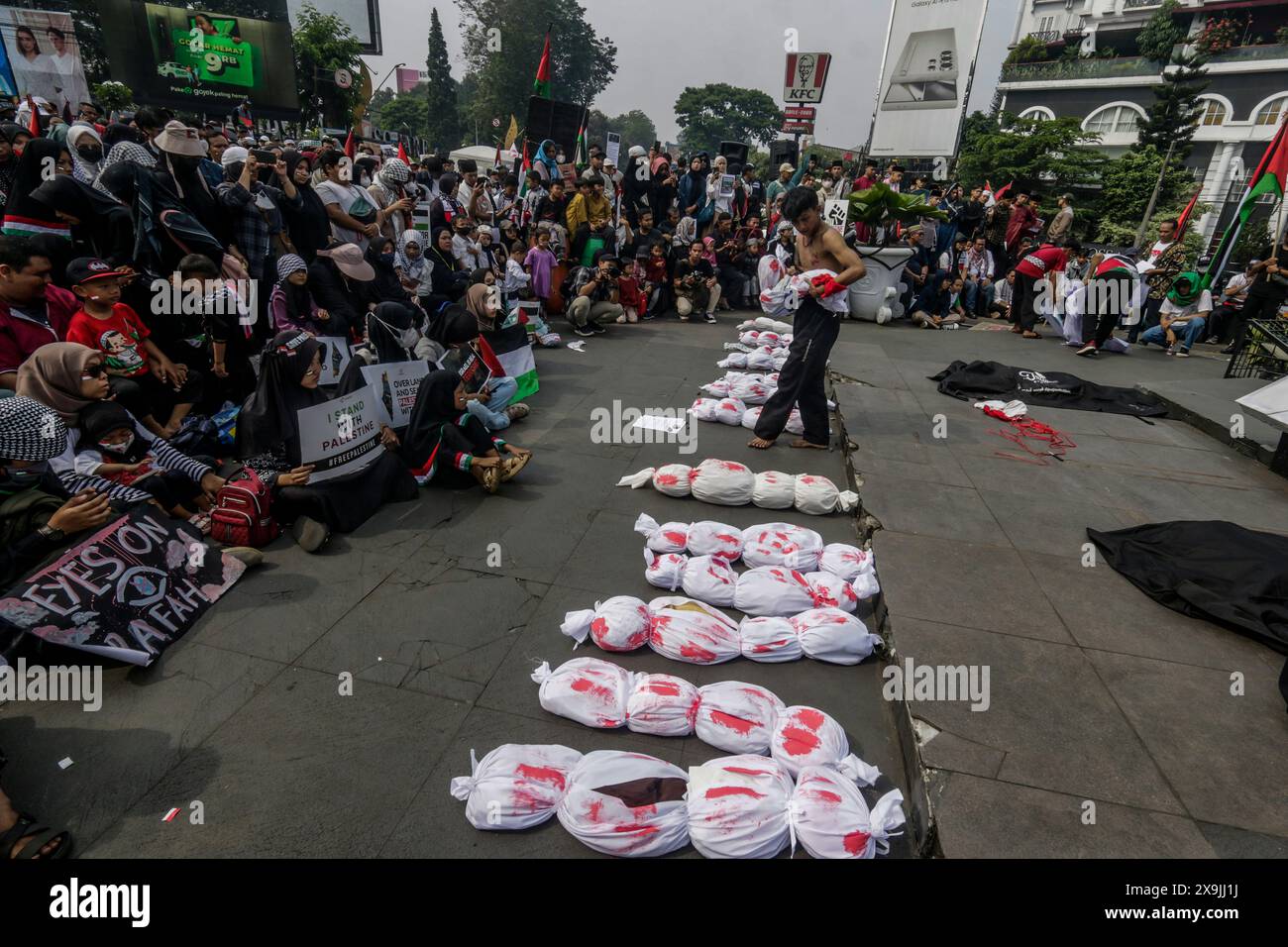 Il dramma teatrale "All Eyes on Rafah" durante una manifestazione pro-Palestina a Bogor, Giava Occidentale, Indonesia, il 1 giugno 2024 Foto Stock