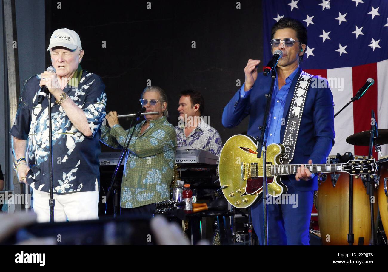 NEW YORK, NY- MAGGIO 31: Mike Love e John Stamos, nella foto, i Beach Boys si esibiscono alla Fox and Friends All-American Summer Concert Series al Fox Plaza di New York City il 31 maggio 2024. Credito: RW/MediaPunch Foto Stock