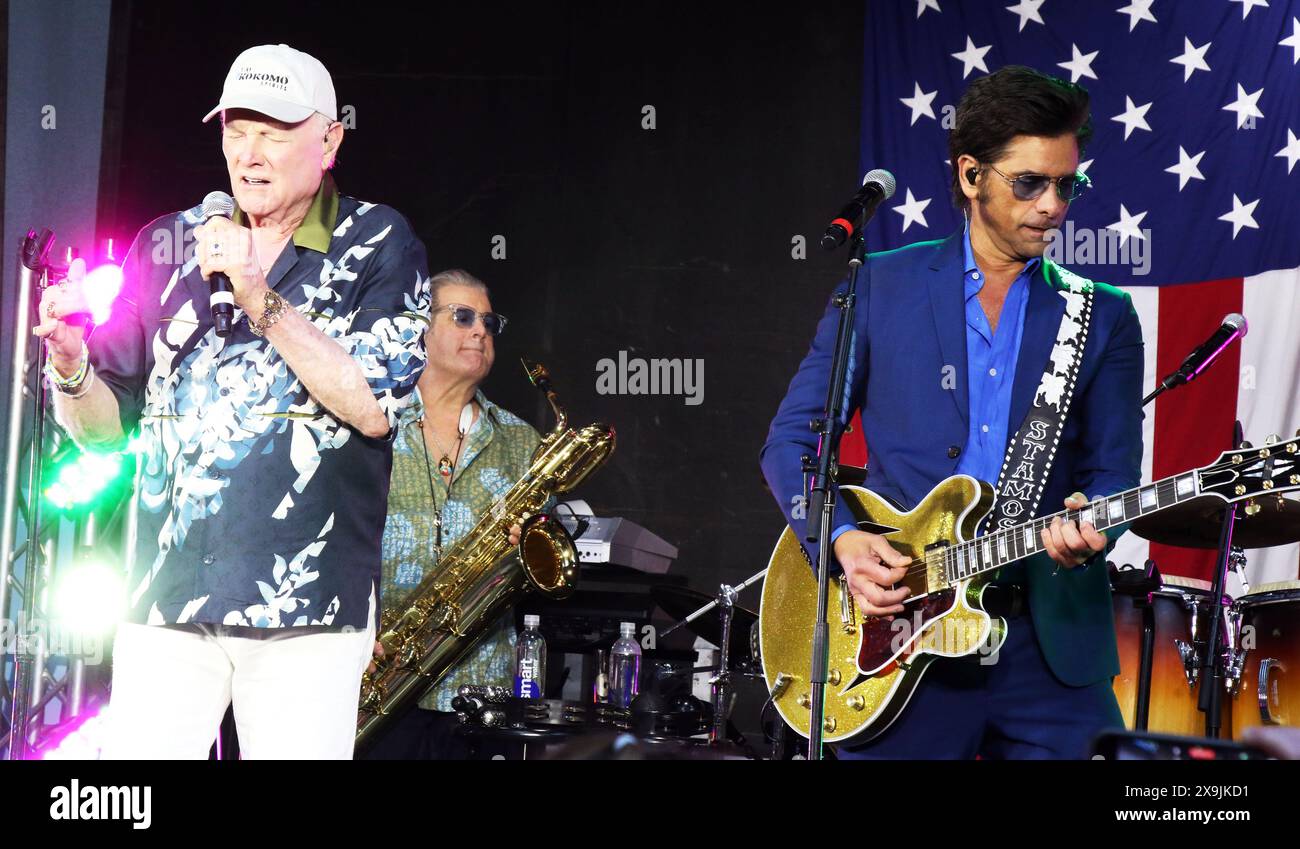 New York, New York, Stati Uniti. 31 maggio 2024. Mike Love e John Stamos nella foto dei Beach Boys si esibiscono alla Fox and Friends All-American Summer Concert Series al Fox Plaza di New York City il 31 maggio 2024. Credito: RW/Media Punch/Alamy Live News Foto Stock