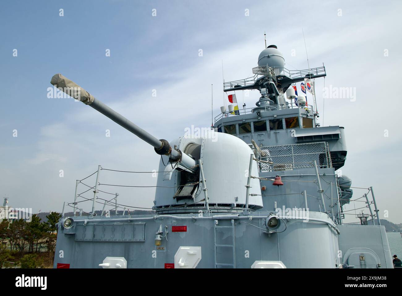 Ulsan, Corea del Sud - 17 marzo 2024: Un cannone d'artiglieria è esposto sul ponte della frigata Ulsan presso il Museo delle balene di Jangsaengpo Foto Stock