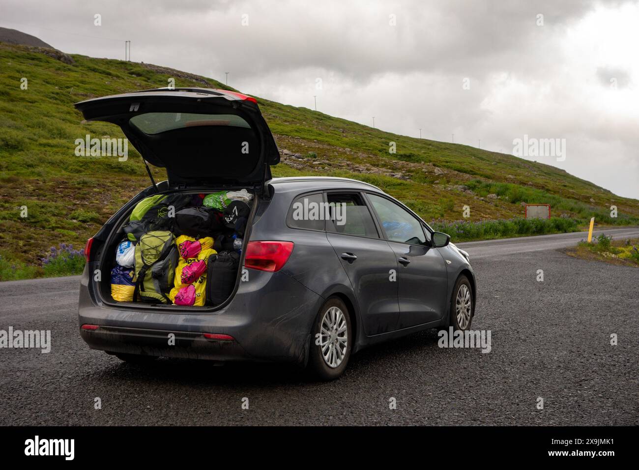 DJUPIVOGUR, ISLANDA - 2 LUGLIO 2014: Station wagon Kia Ceed sovraccarica di bagagli durante il viaggio in Islanda Foto Stock