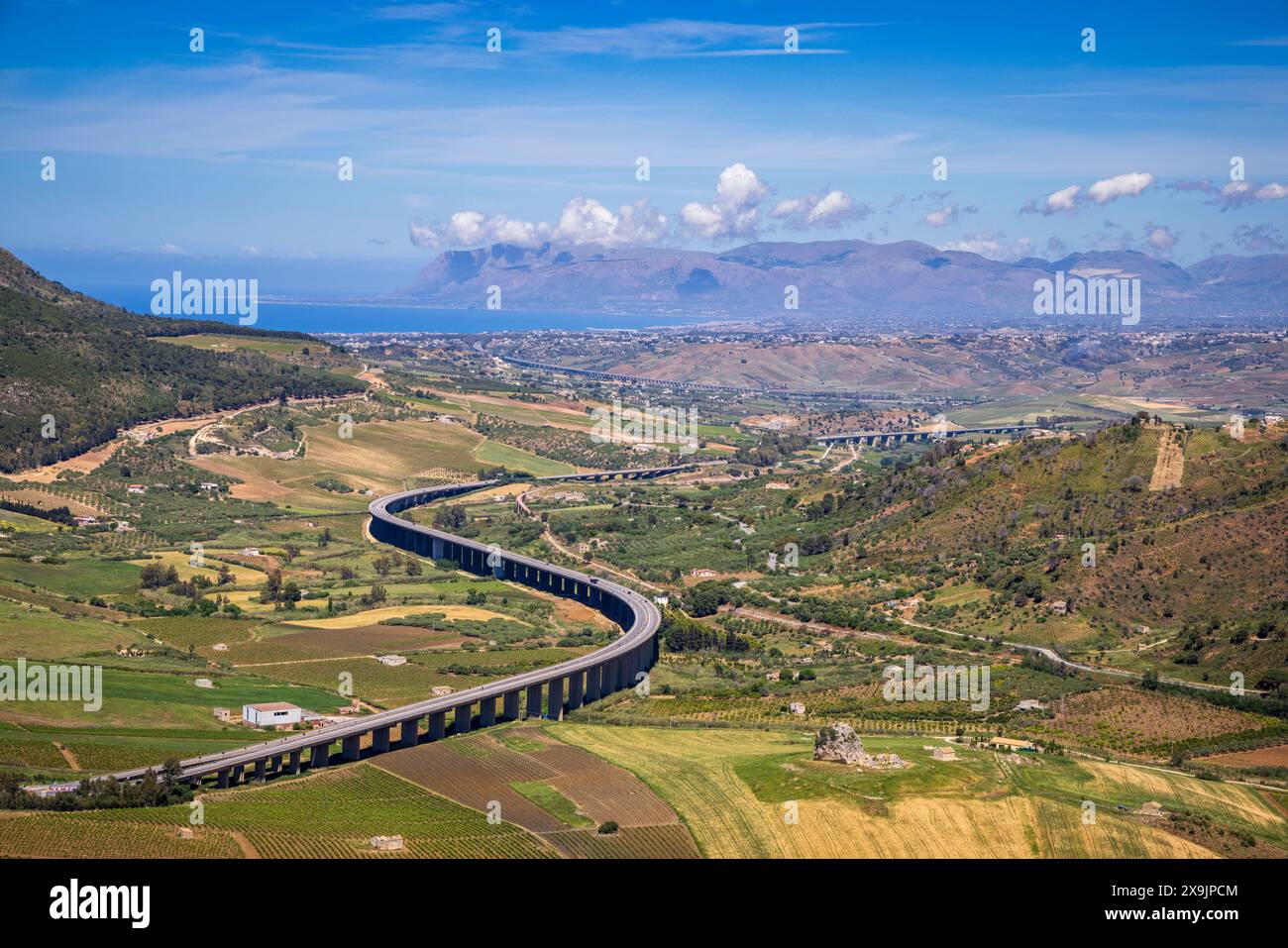 Le autostrade si snodano lungo la costa nord siciliana dal Teatro Greco di Segesta, in Sicilia Foto Stock