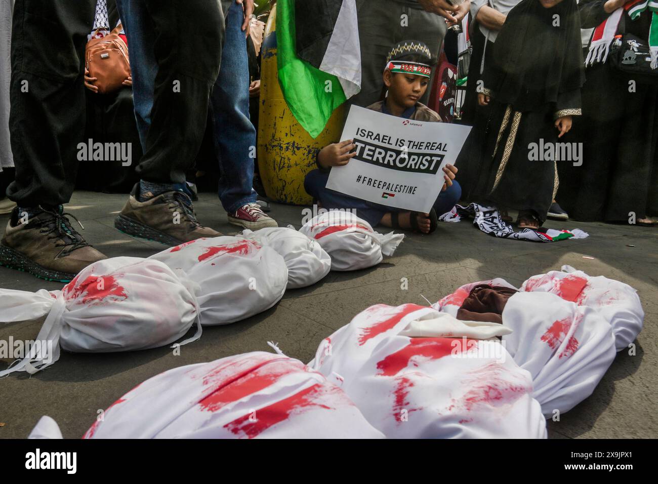 Un bambino si unisce alla manifestazione filo-palestinese “All Eyes on Rafah” a Bogor, Giava occidentale, Indonesia, il 1° giugno 2024 Foto Stock