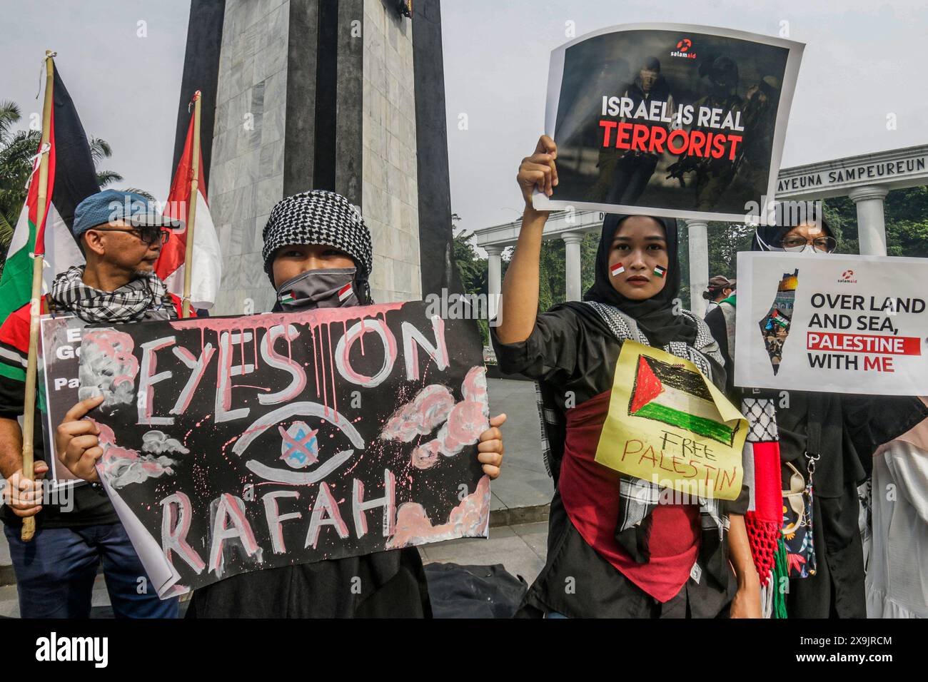 I manifestanti pro-palestinesi a Bogor, Giava occidentale, Indonesia, mettono in scena un’azione “All Eyes on Rafah” il 1° giugno 2024 Foto Stock