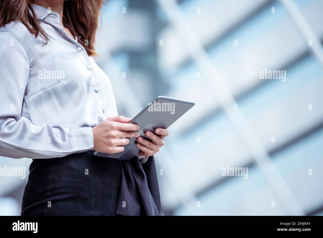 Donna asiatica che usa il sito web di acquisti online tablet su smartphone con la faccia sorridente. Felicità donna asiatica che tiene il cellulare che controlla la posta da online sh Foto Stock