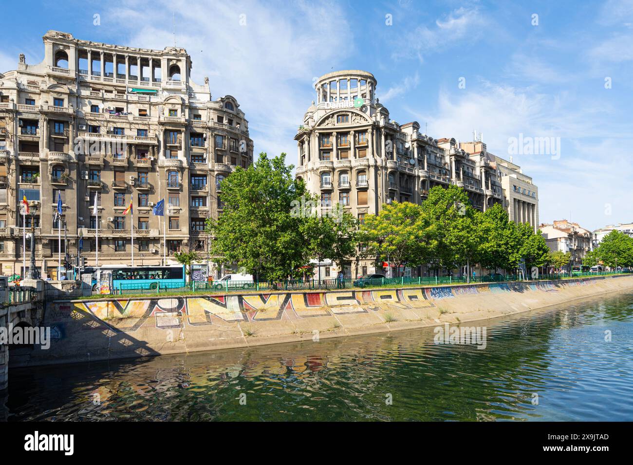 Bucarest, Romania. 24 maggio 2024. Vista sul lungofiume Dambovita nel centro città Foto Stock