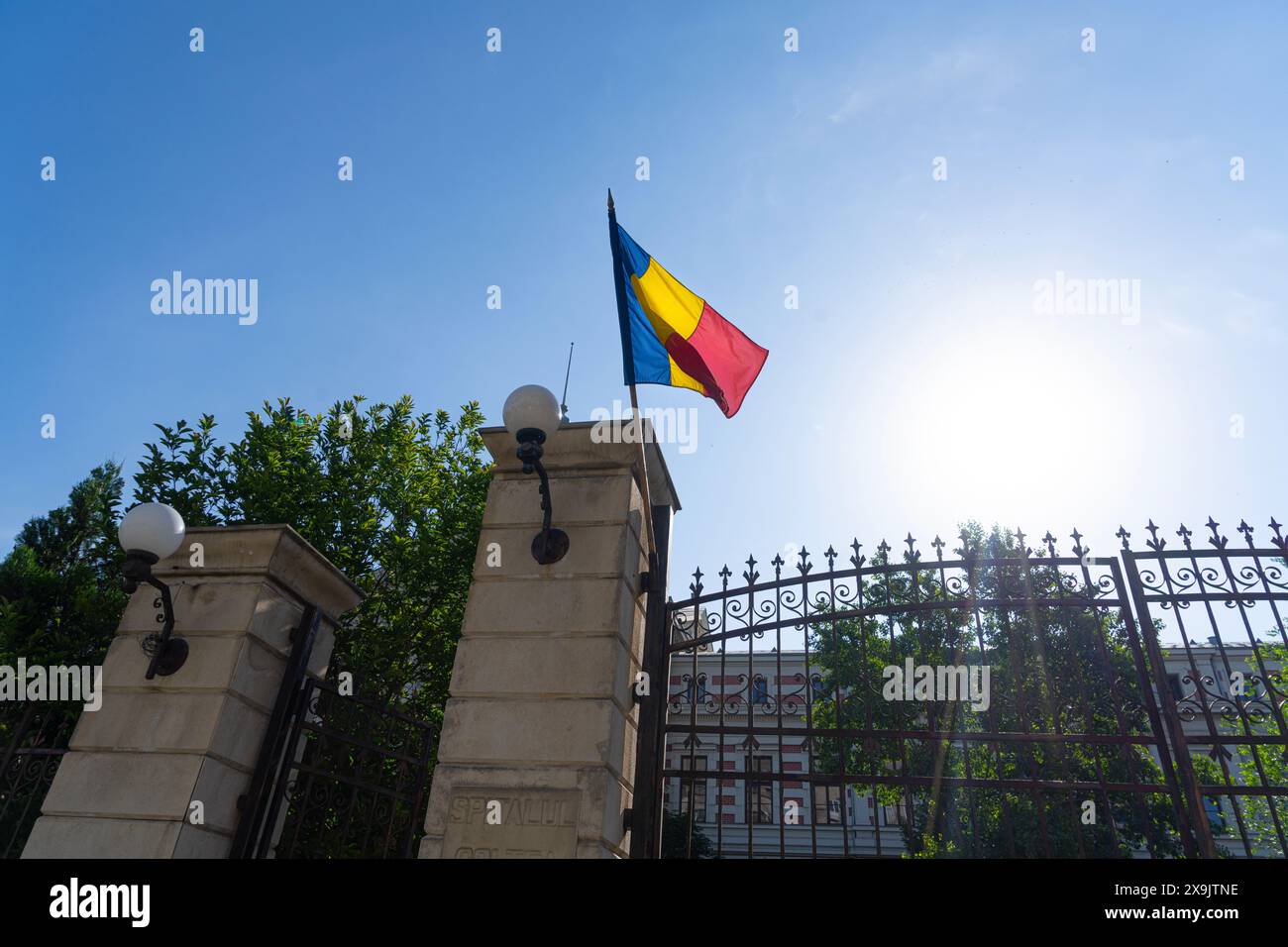 Bucarest, Romania. 25 maggio 2024. la bandiera rumena sventolava in una strada del centro città Foto Stock