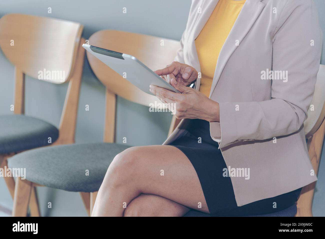 Donna asiatica che utilizza smartphone shopping sito web online su smartphone con il viso sorridente. Felicità donna asiatica che tiene il cellulare che controlla la posta dall'onlin Foto Stock