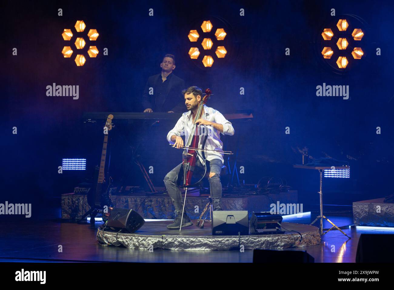 Hauser si esibisce a Hollywood, Florida, il 31 maggio 2024. La performance fu la prima esecuzione americana per il violoncellista Croation. (Foto di Geoffrey Clowes/Sipa USA) Foto Stock