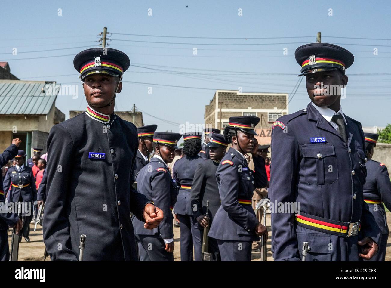 Gli agenti di polizia kenioti che indossano l'uniforme cerimoniale guardano durante la commemorazione del 61° giorno del Madaraka. Un contingente della polizia keniota è in attesa di dispiegamento per guidare una multinazionale di supporto alla sicurezza (MSS) ad Haiti. Foto Stock