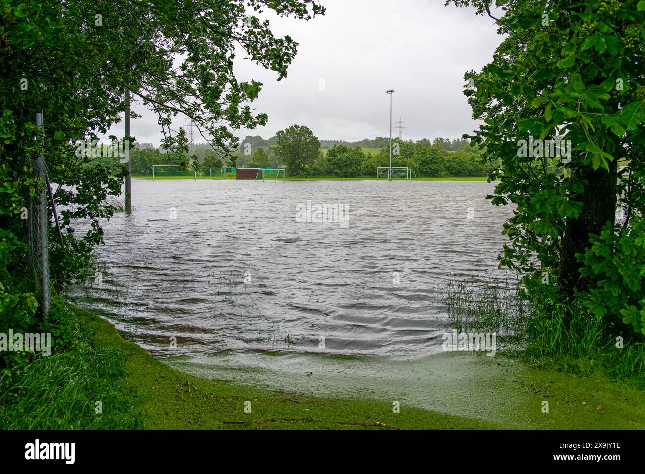 01.06.2024, Bad Unterallgäu im Wörishofen, Hochwasser nach andauernden Regenfällen, der Wörthbach Hat die den Sportplatz von Kirchdorf überschwemmt. 01.06.2024, Hochwasser 01.06.2024, Hochwasser *** 01 06 2024, Bad Wörishofen Unterallgäu, inondazione dopo piogge persistenti, il Wörthbach ha inondato il campo sportivo di Kirchdorf 01 06 2024, inondazione 01 06 2024, inondazione Foto Stock