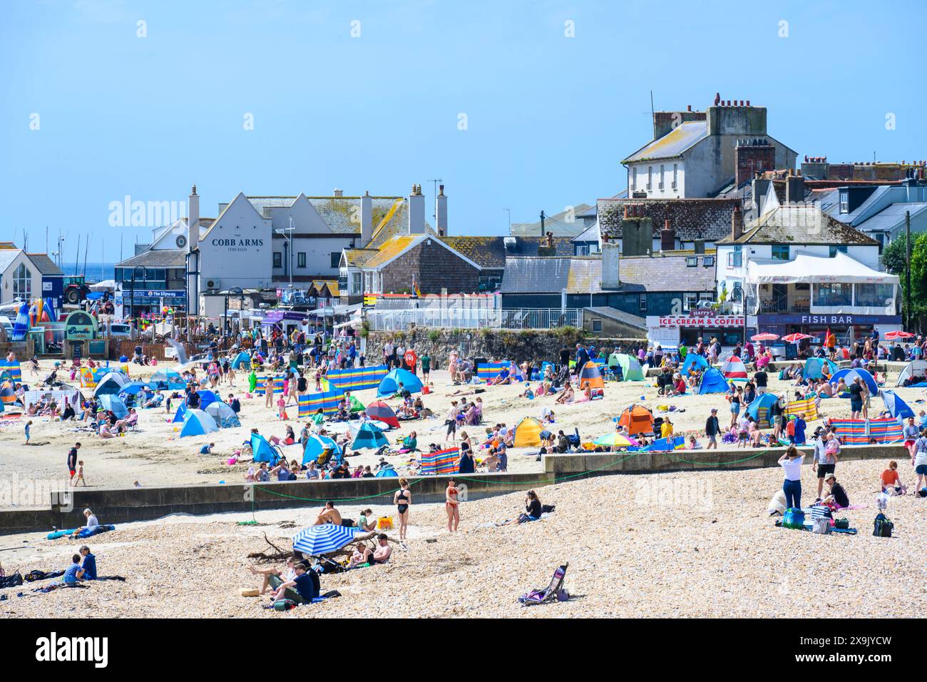 Lyme Regis, Dorset, Regno Unito. 1 giugno 2024. Meteo nel Regno Unito: Famiglie, turisti e bagnanti affollano la spiaggia presso la località balneare di Lyme Regis per godersi il caldo torrido il primo giorno d'estate. Crediti: Celia McMahon/Alamy Live News. Foto Stock
