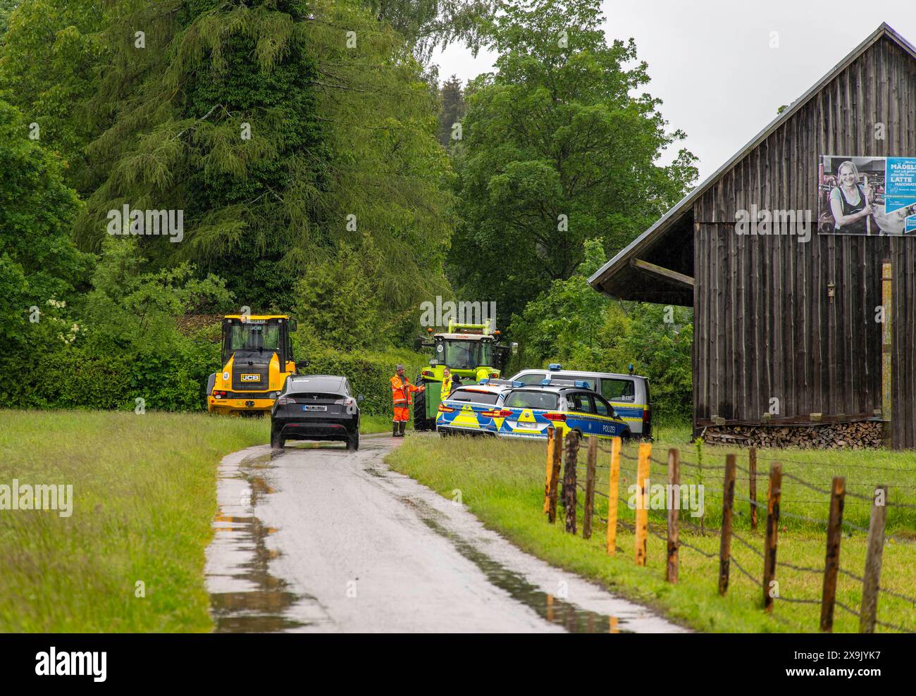 01.06.2024, Bad Unterallgäu im Wörishofen, Hochwasser nach andauernden Regenfällen, Behörden kümmern sich mit Fachleuten am Waldsee im Süden um die Sicherheit des Staudammes. 01.06.2024, Hochwasser 01.06.2024, Hochwasser *** 01 06 2024, Bad Wörishofen Unterallgäu, inondazioni dopo piogge persistenti, le autorità e gli esperti del lago forestale del sud garantiscono la sicurezza della diga 01 06 2024, inondazioni 01 06 2024, inondazioni Foto Stock