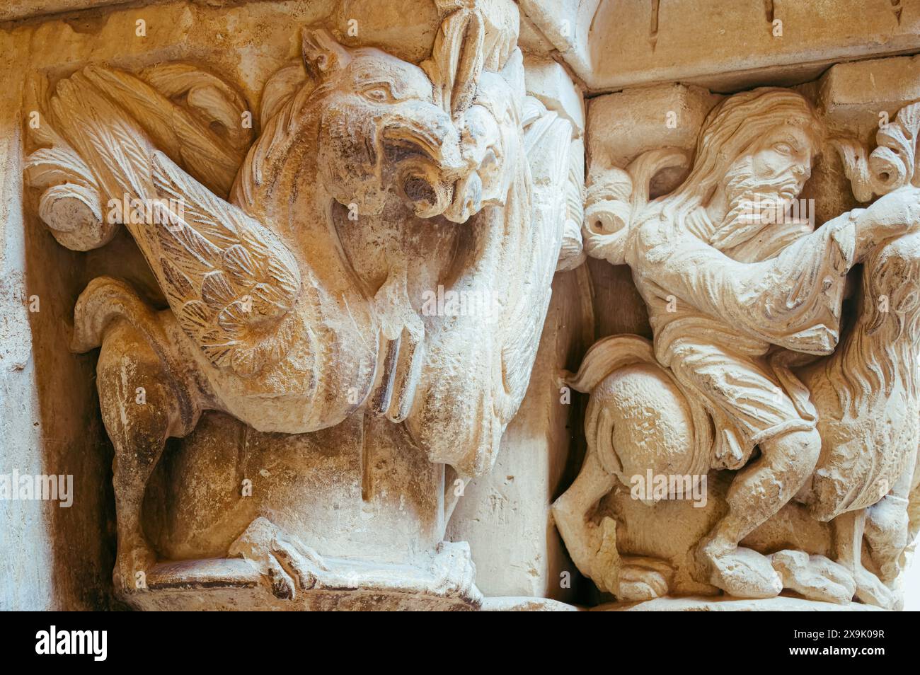 Revilla de Santullán, Spagna, 24 agosto 2017: Sculture medievali in pietra di bestie mitiche nella chiesa di San Cornelio y San Cipriano Foto Stock