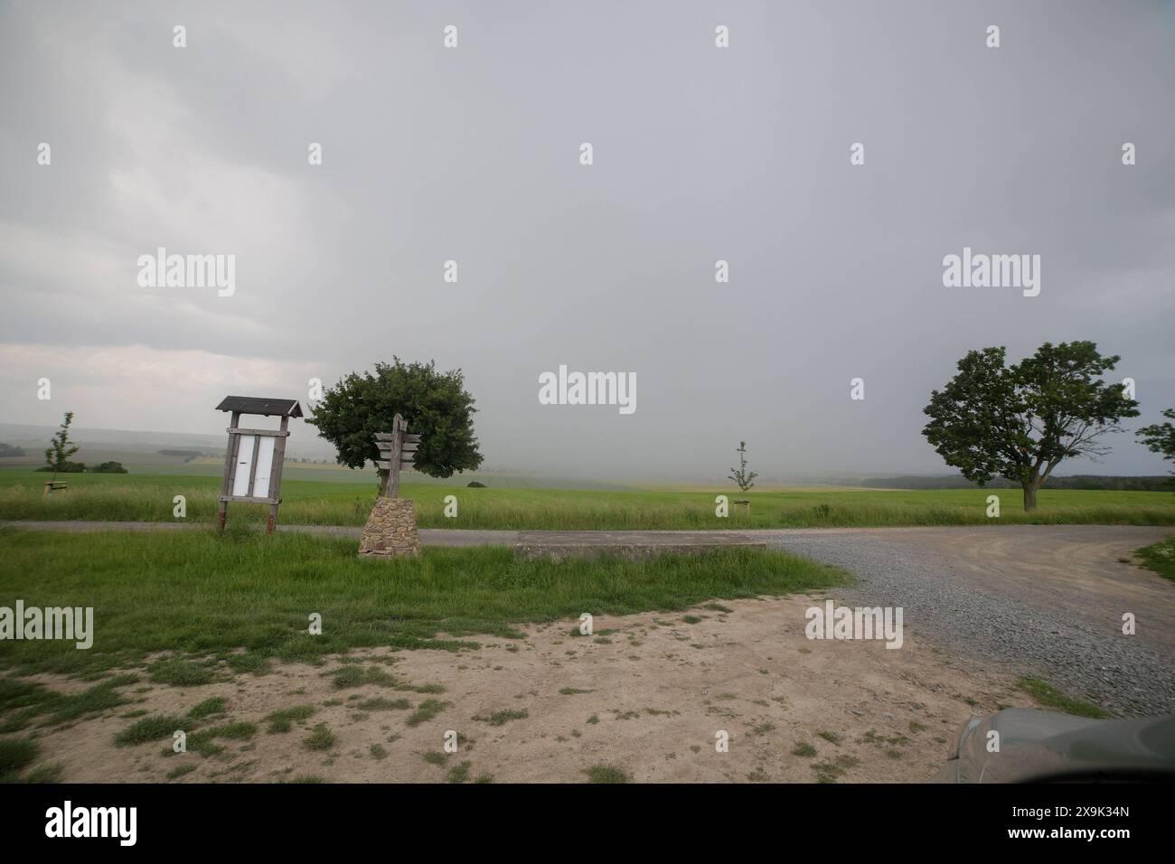 Liebschützberg - Schwere Regenschauer und Gewitter ziehen über Sachsen: Immer noch Hochwassergefahr 01.06.2024 gegen 15 Uhr Liebschützberg, Windmühle am Nachmittag haben erste schwere Regenschauer und Gewitterwolken auch Sachsen erreicht. Quindi auch das Gebiet über Liebschützberg im Kreis Nordsachsen. Innerhalb kürzester Zeit erreichte die Erde Dutzende Liter Niederschlag. Der Deutsche Wetterdienst warnt auch weiterhin vor starken Schauern und Gewittern a Sachsen. Auch die Hochwasserwarnungen sind bislang nicht zurückgenommen worden. Liebschützberg Sachsen Deutschland *** Liebschützberg Heavy ra Foto Stock