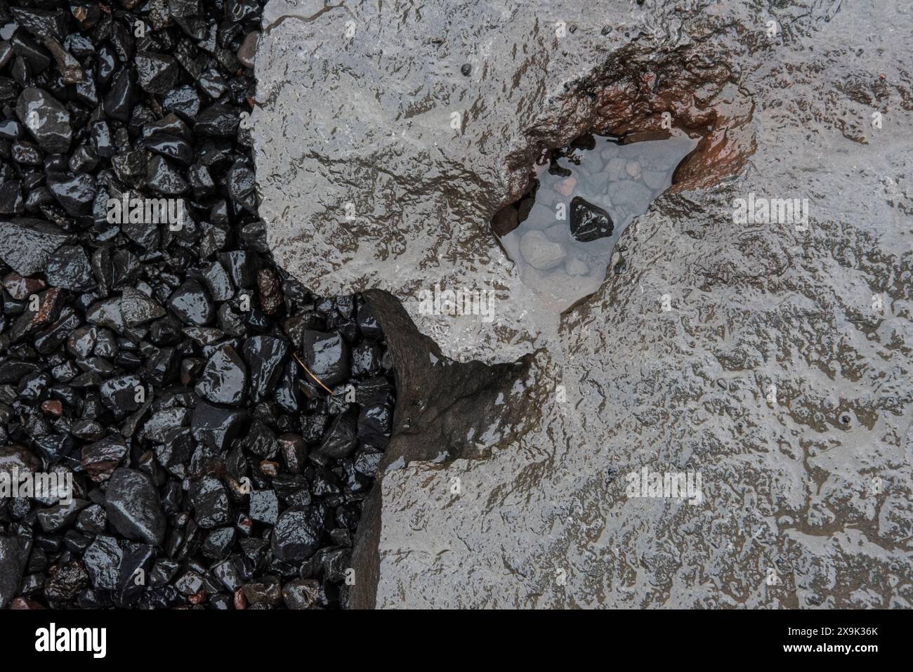 Foto di un viaggio in Islanda nel mese di giugno, contrasto testuale, rocce basaltiche, superficie ghiacciata, Foto Stock