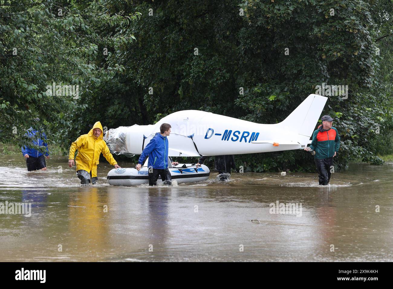 Hochwasser Aichach 01.06.2024 Die Paar tritt ueber das Ufer, wie hier im schwaebischen Aichach / Ein Flugzeug wird aus den Wassermassen gerettet / Symbolbild Aichach Aichach Bayern Deutschland **** Flood Aichach 01 06 2024 il fiume Paar sovrasta le sue rive, come qui ad Aichach in Svevia un aereo viene salvato dalle masse d'acqua immagine simbolica Aichach Aichach Baviera Germania Copyright: xBEAUTIFULxSPORTS/Goldbergx Foto Stock