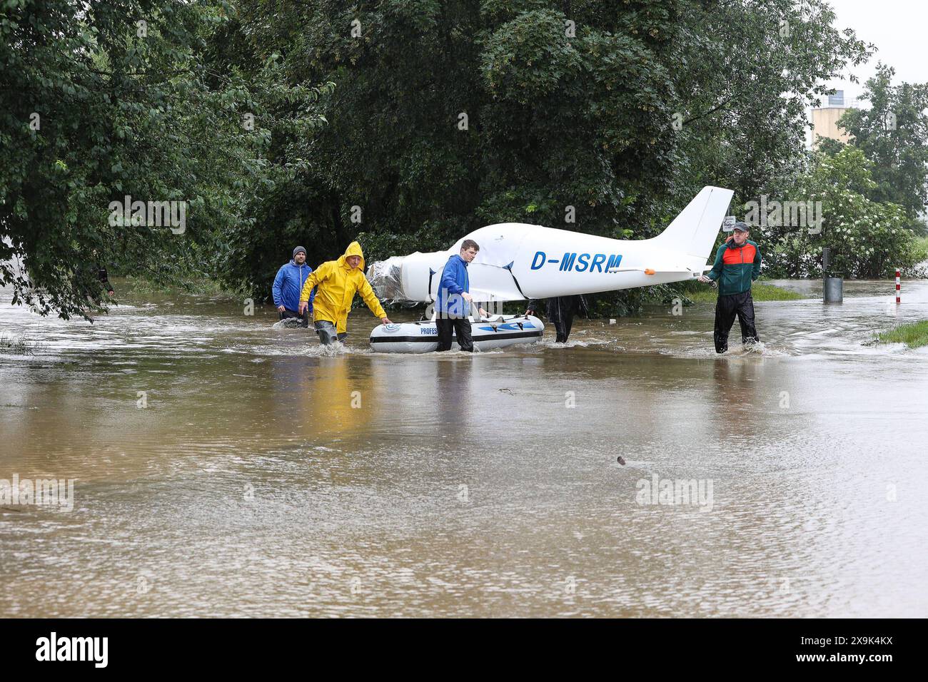 Hochwasser Aichach 01.06.2024 Die Paar tritt ueber das Ufer, wie hier im schwaebischen Aichach / Ein Flugzeug wird aus den Wassermassen gerettet / Symbolbild Aichach Aichach Bayern Deutschland **** Flood Aichach 01 06 2024 il fiume Paar sovrasta le sue rive, come qui ad Aichach in Svevia un aereo viene salvato dalle masse d'acqua immagine simbolica Aichach Aichach Baviera Germania Copyright: xBEAUTIFULxSPORTS/Goldbergx Foto Stock