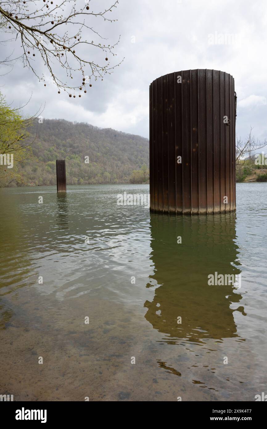 Una serie di grandi strutture di celle di ormeggio in acciaio utilizzate dalle società carboniere per ancorare le chiatte del carbone durante le operazioni di carico e scarico durante la spedizione. Foto Stock