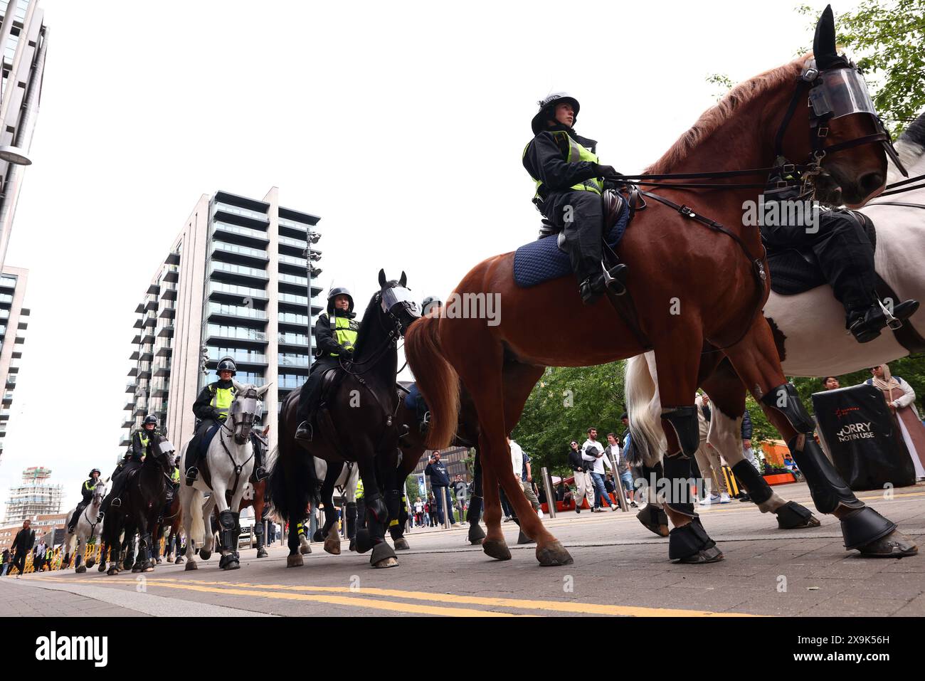 Wembley Stadium, Londra, Regno Unito. 1 giugno 2024. Finale di UEFA Champions League, Borussia Dortmund contro il Real Madrid; Una forte presenza della polizia al di fuori dello stadio di Wembley credito: Action Plus Sports/Alamy Live News Foto Stock