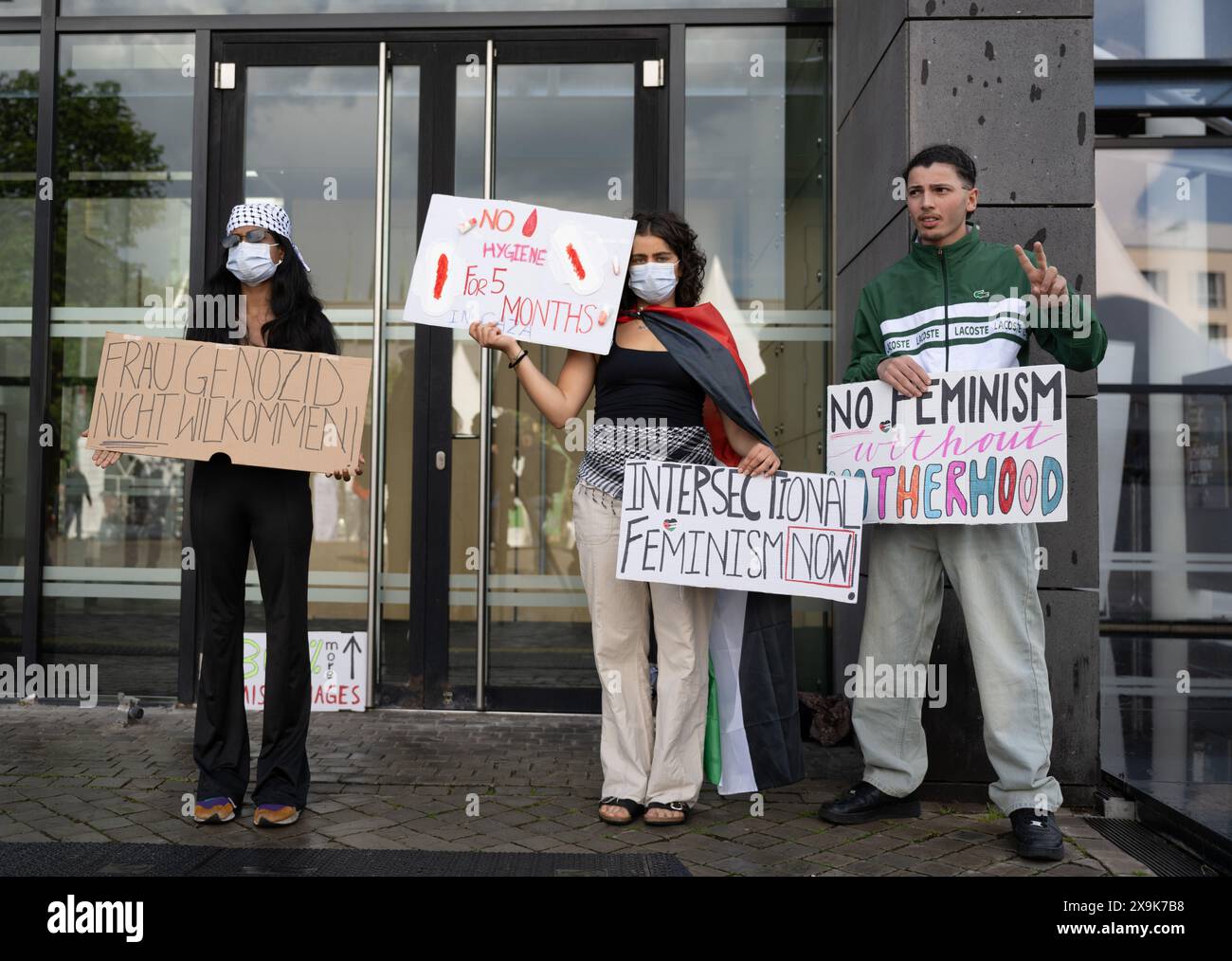 Erfurt, Germania. 1 giugno 2024. Prima dell'inizio dell'evento "israeliani, palestinesi e responsabilità tedesca" alla giornata cattolica tedesca, tre persone si sono riunite davanti al Teatro di Erfurt per protestare. I cartelli recitano, tra le altre cose, "Mrs. Genocide non benvenuta”. Il Katholikentag continua in città. 20.000 partecipanti provenienti da tutta la Germania sono attesi a partecipare alla riunione cristiana di cinque giorni. Fino a domenica sono previsti circa 500 eventi. Crediti: Hendrik Schmidt/dpa/Alamy Live News Foto Stock