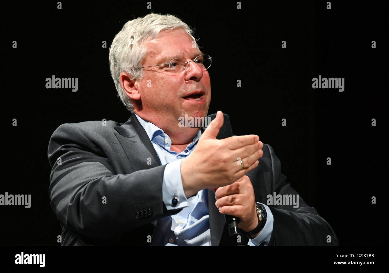 Erfurt, Germania. 1 giugno 2024. Jürgen Hardt (CDU), presidente della commissione per gli affari esteri, partecipa alla discussione "israeliani, palestinesi e responsabilità tedesca” al Congresso cattolico tedesco del Teatro di Erfurt. Il Katholikentag continua in città. 20.000 partecipanti provenienti da tutta la Germania sono attesi a partecipare alla riunione cristiana di cinque giorni. Fino a domenica sono previsti circa 500 eventi. Crediti: Hendrik Schmidt/dpa/Alamy Live News Foto Stock