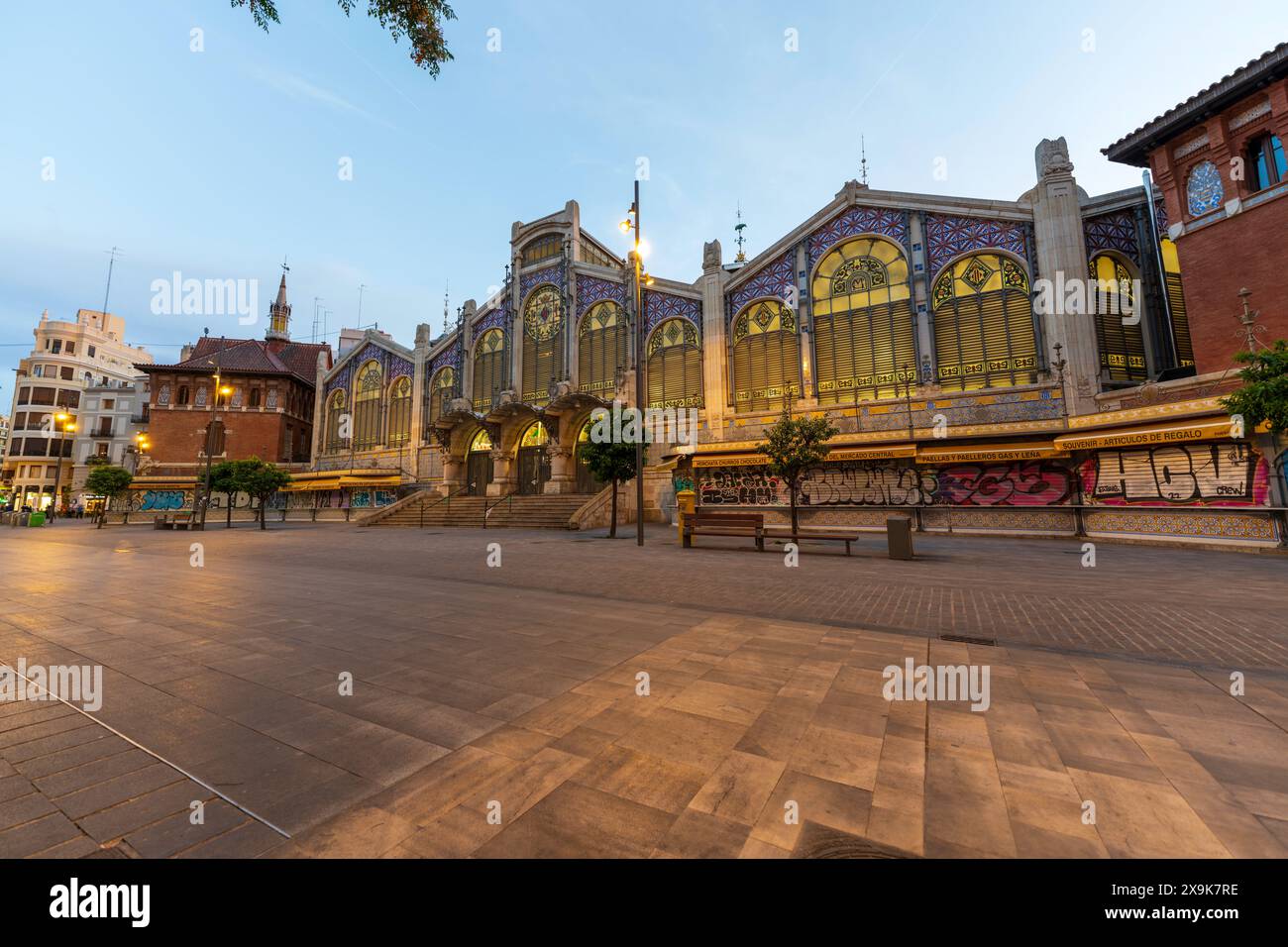 Valencia, Spagna paesaggio urbano panoramico con il mercato centrale di Valencia. Il mercato del cibo fresco è uno dei più grandi mercati europei. Niente persone. Foto Stock