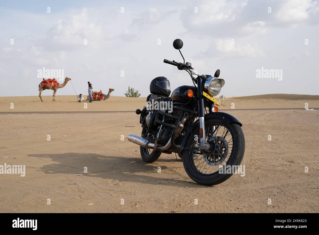 La motocicletta Royal Enfield Bulltet è parcheggiata nel deserto Indias Rajahastan Foto Stock