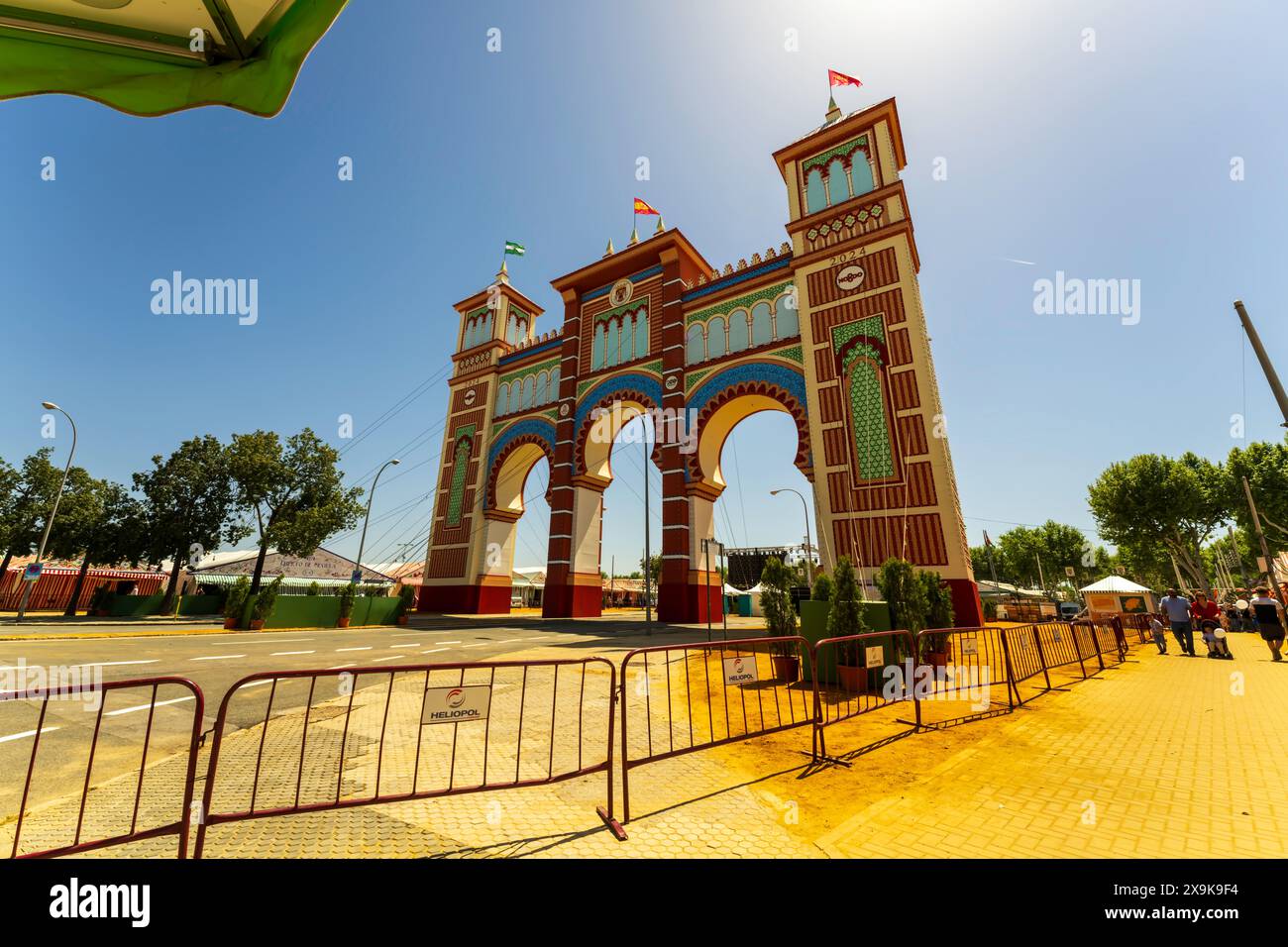 Siviglia, Spagna paesaggio urbano panoramico della fiera annuale di aprile (Feria de Abril de Sevilla) con cancello principale decorato (portada) e zona fieristica del festival. Foto Stock