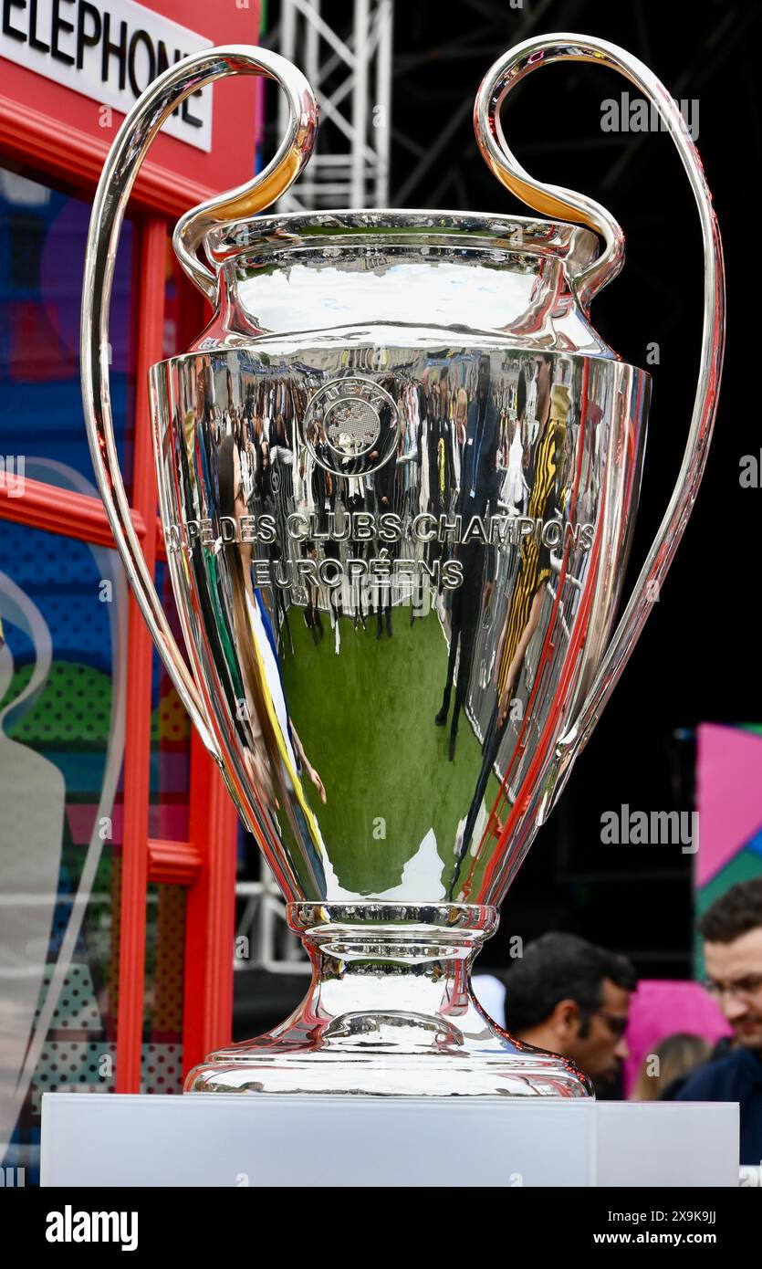 Londra, Regno Unito. Champions League Trophy . Il Champions Festival si è svolto a Trafalgar Square prima della finale della Champions League allo stadio di Wembley tra il Borussia Dortmund e il Real Madrid. Crediti: michael melia/Alamy Live News Foto Stock