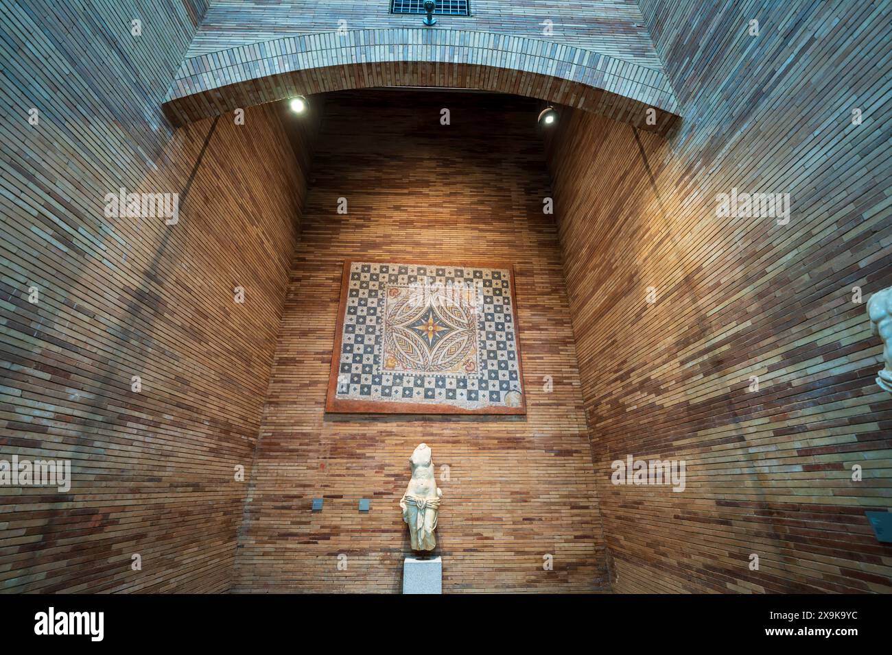 Merida National Museum of Roman Art Interior. All'interno del museo archeologico, mostra di opere d'arte romane, statua e mosaico a Mérida, Spagna. Niente persone. Foto Stock