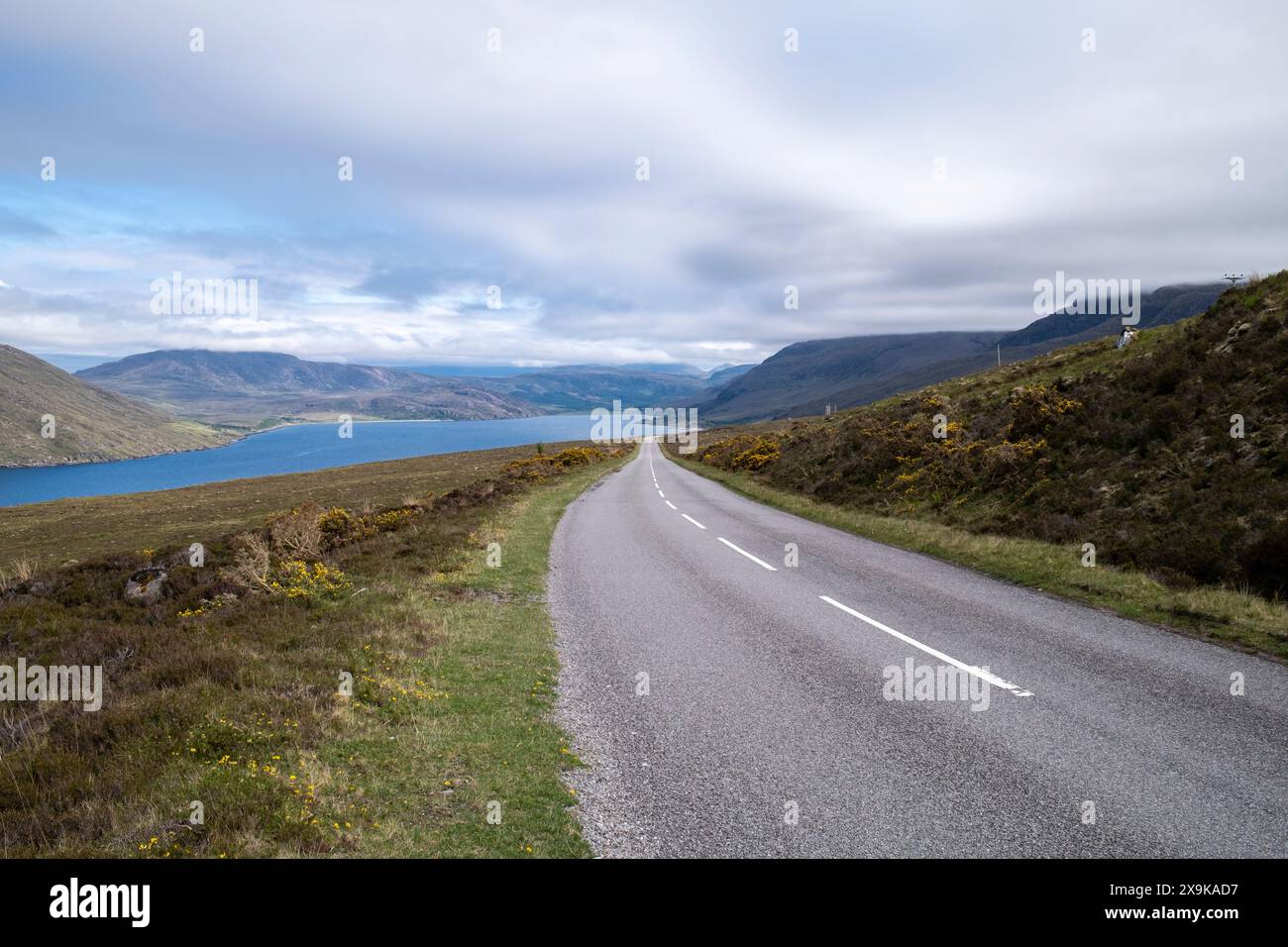 Strada aperta sulla North Coast 500, affacciata su Little Loch Broom sulla A832 Scozia Foto Stock