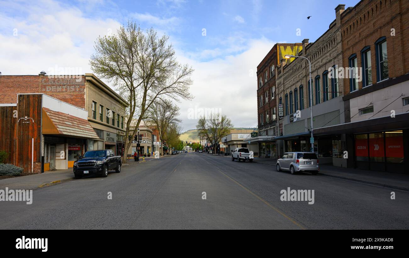 La grande, OR, USA - 27 aprile 2024; vista della città al mattino presto lungo l'autostrada US 30 nel centro di la grande Oregon Foto Stock