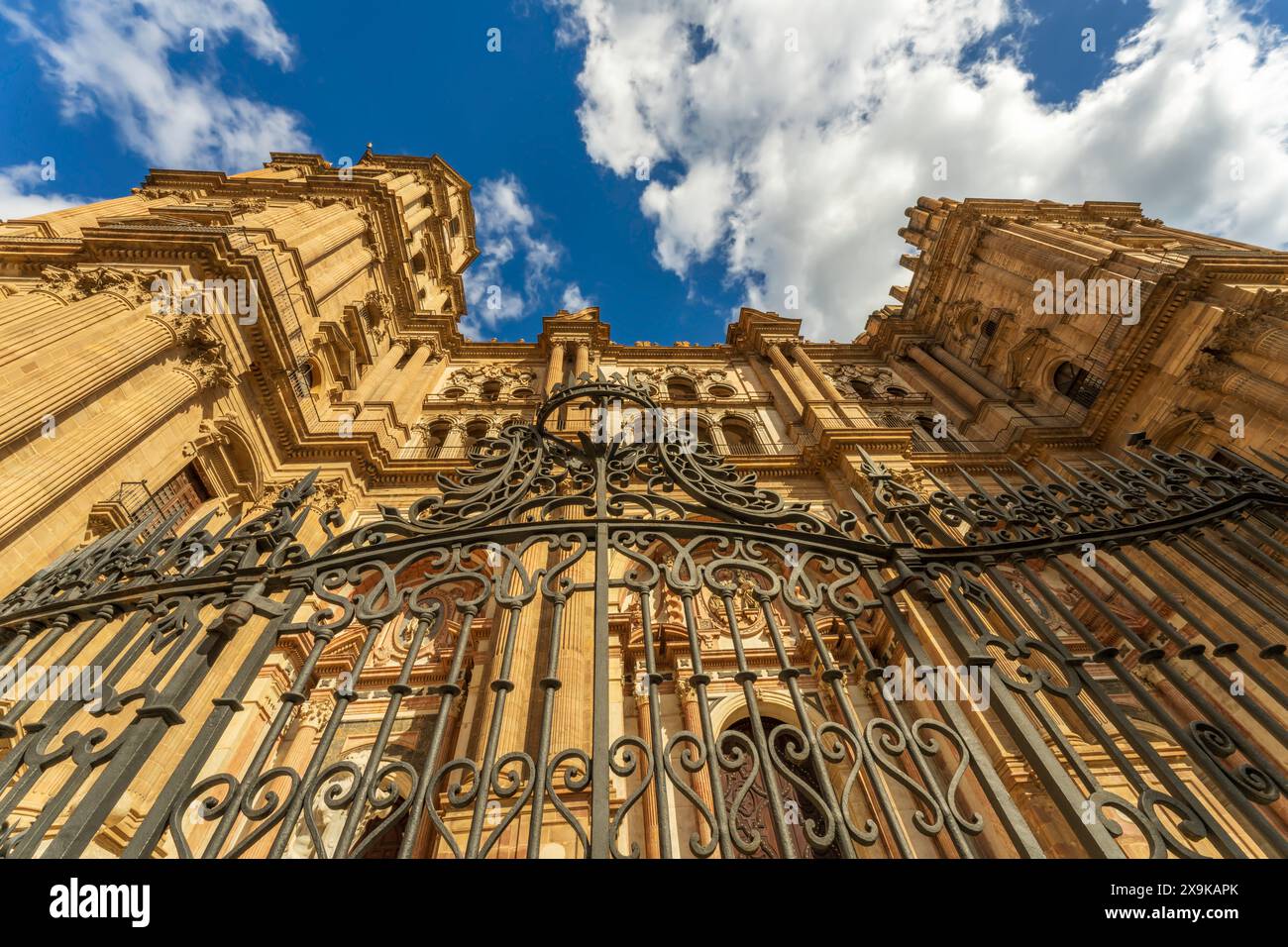 Cattedrale dell'Incarnazione di Málaga, Cattedrale di Malaga esterna con cancello di ferro. Una chiesa cattolica romana in Spagna. Niente gente, giorno di sole. Foto Stock