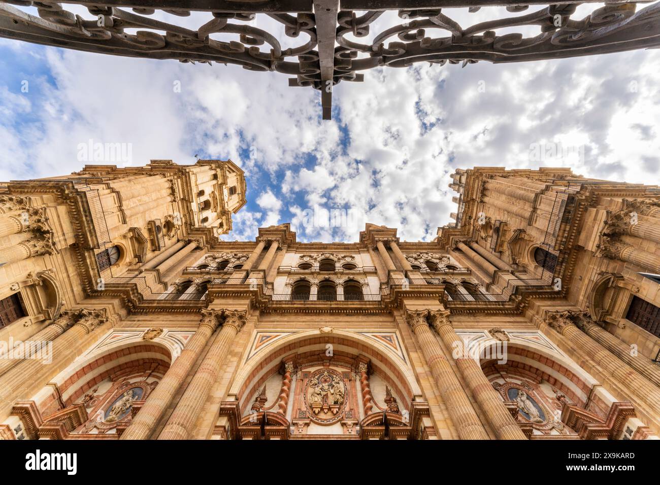 Cattedrale di Málaga con cancello di ferro. Conosciuta come la Cattedrale dell'Incarnazione di Malaga, una chiesa cattolica romana a Malaga, Spagna. Niente gente, giorno di sole. Foto Stock