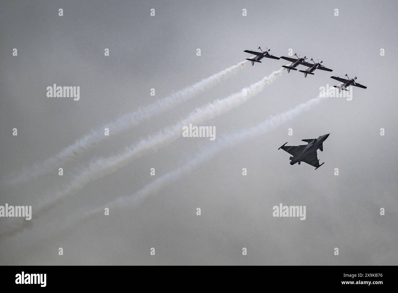 Pardubice, Repubblica Ceca. 1 giugno 2024. Il Pardubice Airshow - Aviation Pilgrimage inizia all'Aeroporto di Pardubice, Repubblica Ceca, il 1 giugno 2024. Dimostrazione di volo congiunta del Flying Bulls Aerobatic Team e del caccia militare JAS-39 Gripen (sotto). Crediti: David Tanecek/CTK Photo/Alamy Live News Foto Stock