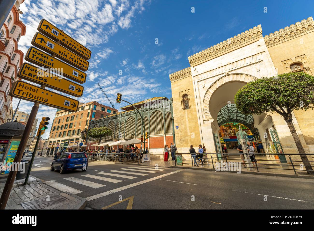 Paesaggio urbano di Málaga con il Mercado Central de Atarazanas, il mercato alimentare centrale e una strada trafficata della città. Vista esterna della storica sala del mercato alimentare. Foto Stock