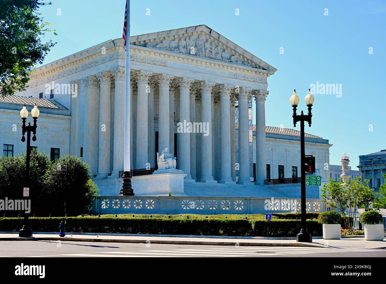 Washington, D.C., USA - 1° giugno 2024: La facciata dell'edificio della Corte Suprema degli Stati Uniti in una mattinata tranquilla e soleggiata in primavera. Foto Stock